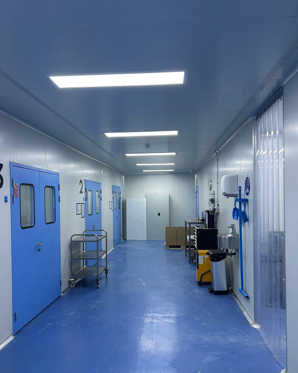 Pasillo interior con acceso a las salas de producción de Mondial Pack