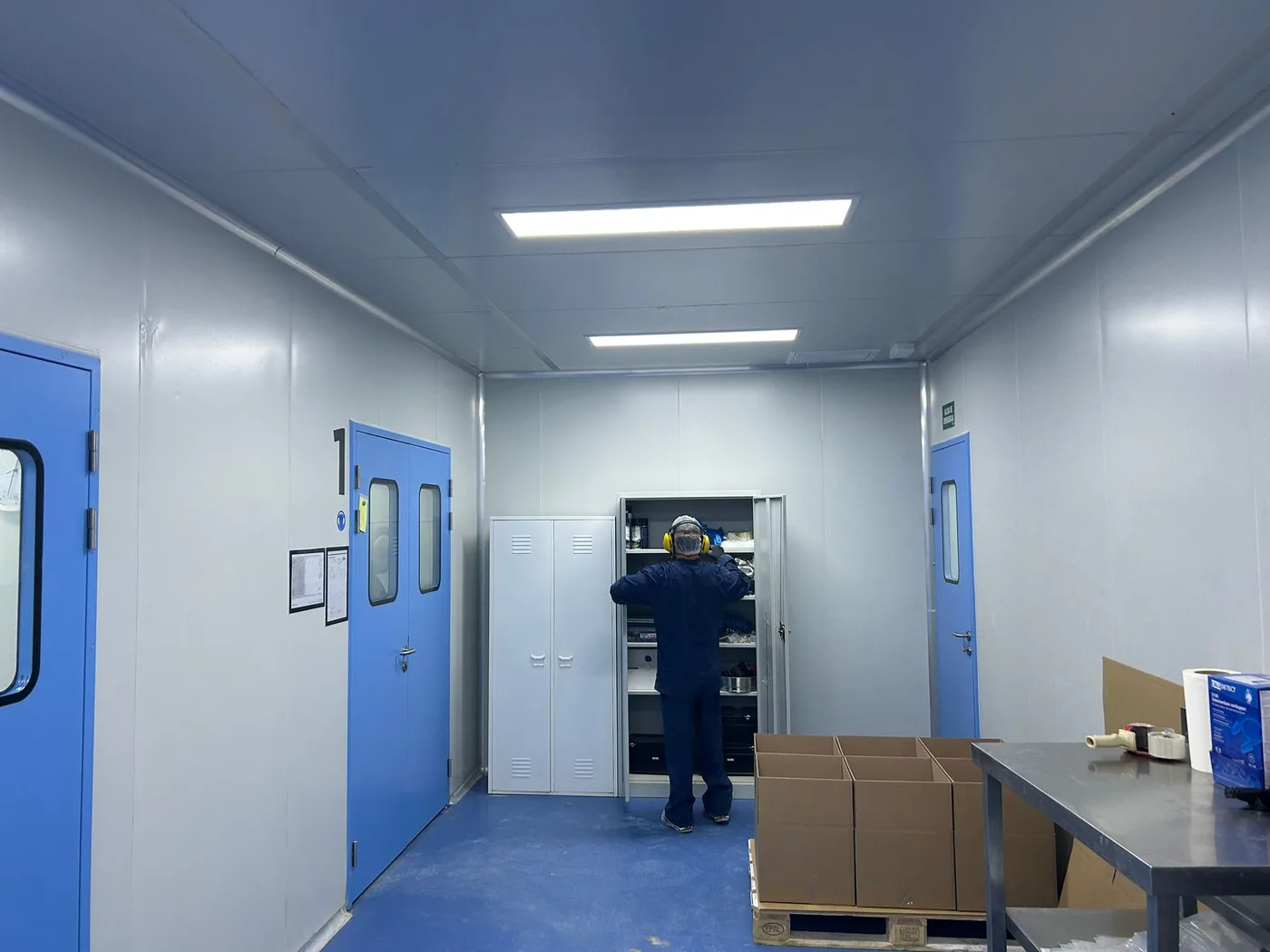 Operario preparando materiales en una sala blanca de la planta